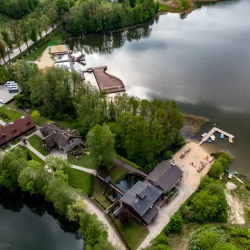 Hotel e spiaggia del lago visti dall'alto