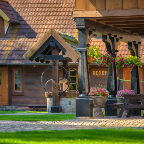 Facciata in legno della reception dell'hotel