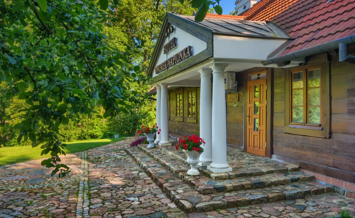 Edificio storico dell'Hotel Dworek Wapionka immerso nel verde