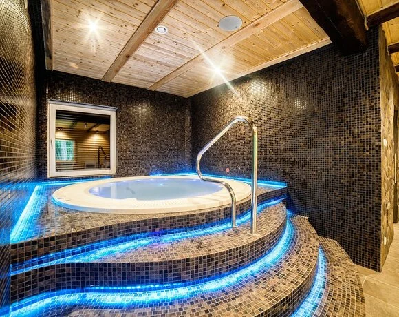Jacuzzi nell'area benessere dell'Hotel Dworek Wapionka
